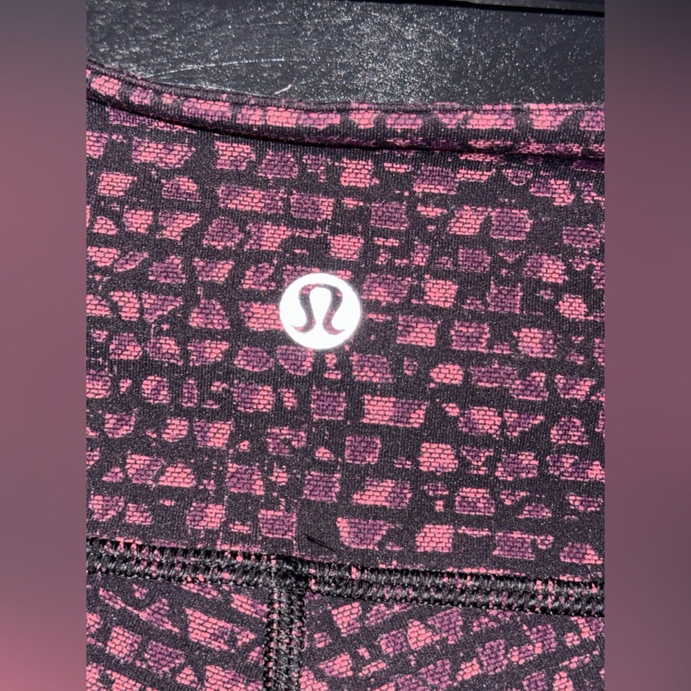 Lululemon Leggings in Pink & Black Pattern, Size 4 - Picture 4 of 8